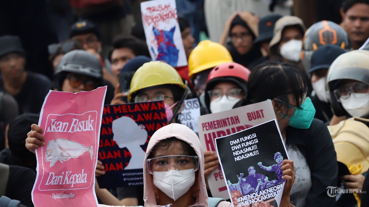 CABUT UU TNI - Koalisi masyarakat sipil menggelar aksi unjuk rasa didepan gedung DPR/MPR RI, Jakarta Selatan, Kamis (27/3/2025). Mereka menolak tegas pengesahan RUU Nomor 34 Tahun 2024 tentang TNI serta mendesak DPR sebagai wakil rakyat untuk mencabut UU TNI yang telah disahkan sebelumnya serta menolak RUU Polri. Sejumlah spanduk berisikan nada penolakan pun terlihat pada aksi tersebut. Tribunnews/Jeprima