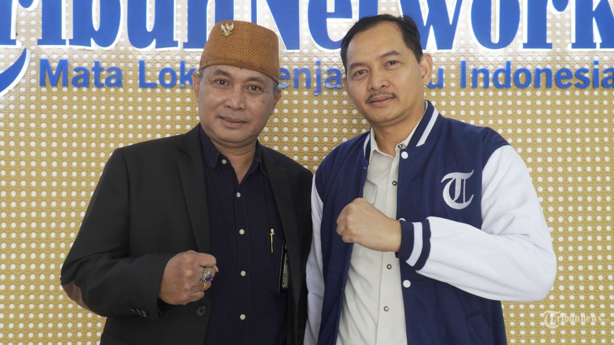 BERTUGAS AMANKAN PRESIDEN - Eks Atase Pertahanan RI di Ukraina Kolonel Adi Triadi (kanan) saat menjalani sesi foto bersama Direktur Pemberitaan Tribun Network Febby Mahendra Putra (kiri) usai podcast di Studio Tribun Network, Jakarta, Senin (24/3/2025). Dalam wawancara tersebut, Adi Triadi banyak menjelaskan tentang evakuasi WNI di Ukraina saat awal perang Rusia-Ukraina. TRIBUNNEWS/LENDY RAMADHAN