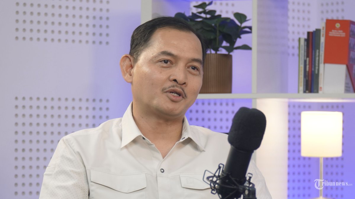 BERTUGAS AMANKAN PRESIDEN - Eks Atase Pertahanan RI di Ukraina Kolonel Adi Triadi saat porcast bersama Direktur Pemberitaan Tribun Network Febby Mahendra Putra di Studio Tribun Network, Jakarta, Senin (24/3/2025). Dalam wawancara tersebut, Adi Triadi banyak menjelaskan tentang evakuasi WNI di Ukraina saat awal perang Rusia-Ukraina. TRIBUNNEWS/LENDY RAMADHAN