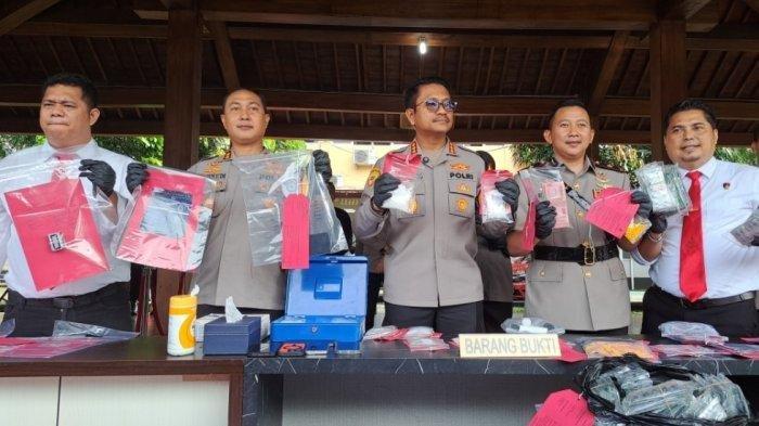 PERWIRA MENENGAH POLRI - Kapolresta Banyumas, Kombes Pol Ari Wibowo (tengah) memimpin konferensi pers kasus penyalahgunaan narkoba dengan barang bukti 684 gram sabu-sabu, Jumat (21/2/2025).