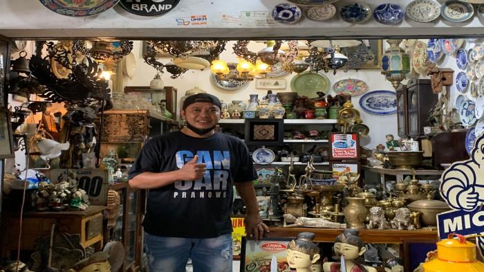 Komet salah satu pemilik kios di Pasar Triwindu menjual barang antik