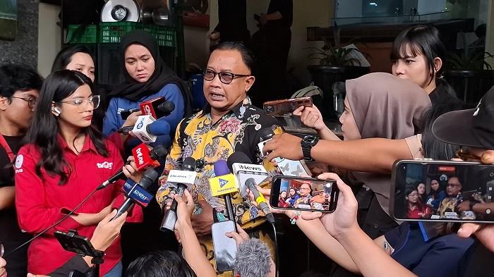 KEMATIAN DIPLOMAT KEMLU - Komisioner Kompolnas Choirul Anam mengungkap hasil gelar penyelidikan akhir kasus kematian Diplomat Kementerian Luar Negeri (Kemlu), Arya Daru Pangayunan di Polda Metro Jaya, Jakarta, Senin (28/7/2025). Dia menyebut saat ini sudah semakin jelas untuk penyebab kematiannya.