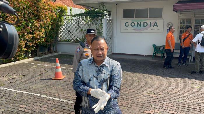 KEMATIAN DIPLOMAT KEMLU - Komisioner Kompolnas, M. Choirul Anam mendatangi indekos Arya Daru Pangayunan, Diplomat Kementerian Luar Negeri (kemlu) tang ditemukan tewas dengan kondisi kepala terlilit lakban di kawasan Menteng, Jakarta Pusat pada Selasa (22/7/2025). Mereka datang untuk dalami temuan baru.
