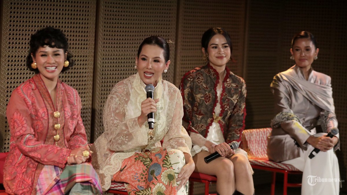 FILM PENDEK - Program Director Bakti Budaya Djarum Foundation Renitasari Adrian (kedua kiri) bersama Pemeran Film pendek #KitaBerkebaya Maudy Ayunda (kedua kanan), Titi Radjo Padmaja (kanan) dan Andien (kiri) memberikan keterangan saat konferensi pers Film Pendek #KitaBerkebaya di Galeri Indonesia Kaya, Jakarta, Selasa (22/7/2025). Dalam rangka memperingati Hari Kebaya Nasional, Bakti Budaya Djarum Foundation kembali menyuarakan pelestarian kebaya sebagai simbol identitas dan kebanggaan perempuan Indonesia yang dituangkan dalam bentuk film pendek #KitaBerkebaya dengan melibatkan lebih dari 250 perempuan dari berbagai komunitas, serta sejumlah figur publik ternama tanah air ini mengajak melihat kebaya bukan hanya sebagai warisan budaya, tetapi juga sebagai bagian dari masa kini dan masa depan Indonesia. TRIBUNNEWS/IRWAN RISMAWAN