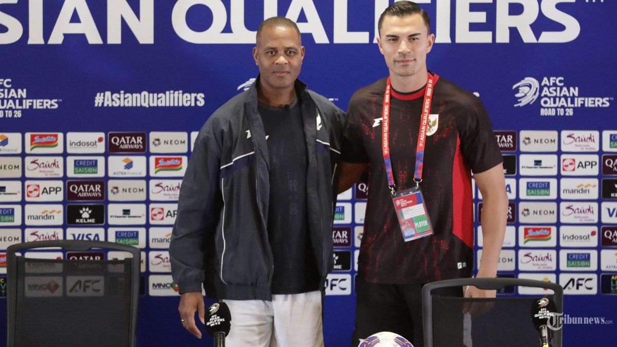 TIMNAS HADAPI CHINA - Pelatih Timnas Indonesia Patrick Kluivert bersama Pemain Timnas Indonesia Emil Audero berfoto bersama usai memberikan keterangan saat konferensi pers jelang pertandingan Timnas Indonesia melawan China dalam laga putaran ketiga kualifikasi Piala Dunia 2026 Zona Asia di Stadion Utama Gelora Bung Karno, Senayan, Jakarta, Rabu (4/6/2025). TRIBUNNEWS/IRWAN RISMAWAN