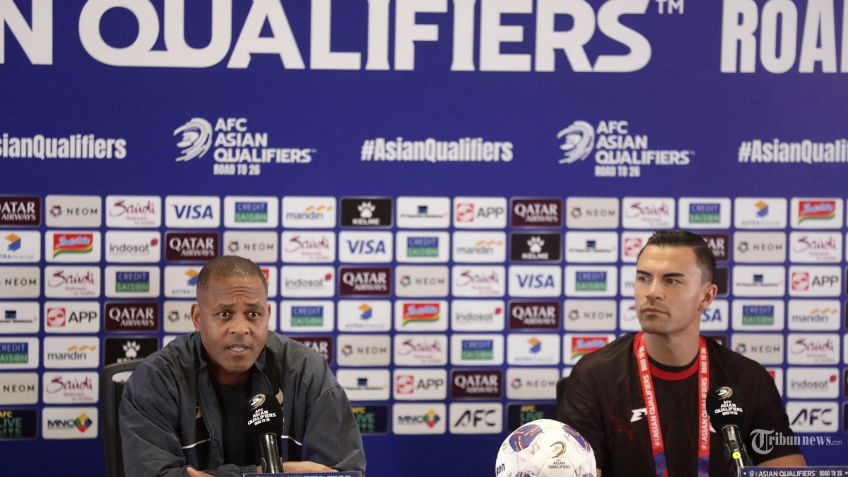 TIMNAS HADAPI CHINA - Pelatih Timnas Indonesia Patrick Kluivert bersama Pemain Timnas Indonesia Emil Audero memberikan keterangan saat konferensi pers jelang pertandingan Timnas Indonesia melawan China dalam laga putaran ketiga kualifikasi Piala Dunia 2026 Zona Asia di Stadion Utama Gelora Bung Karno, Senayan, Jakarta, Rabu (4/6/2025). TRIBUNNEWS/IRWAN RISMAWAN