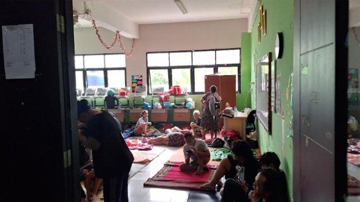 POSKO PENGUNGSI BANJIR - Situasi SD 02 Kampung Melayu, lokasi yang menjadi tempat pengungsi korban banjir luapan Kali Ciliwung di kawasan Kebon Pala, Kampung Melayu, Jatinegara, Jakarta Timur. Sebagian korban banjir bertahan di lantai 2 kediamannya.