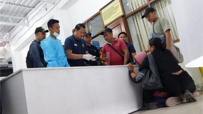 KELUARGA HISTERIS - Keluarga korban KMP Tunu Pratama Jaya yang teridentifikasi pada Selasa (8/7/2025) histeris saat melihat peti jenazah korban. Ia beberapa kali histeris sampai harus ditenangkan oleh anggota keluarga yang lain saat datang pada serah terima jenazah di RSUD Blambangan.