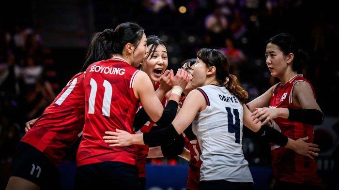 SELEBRASI - Skuad Korea Selatan berselebrasi ketika melawan Republik Dominika dalam agenda VNL 2025 Putri pekan kedua di Istanbul, Turki, pada 22 Juni 2025. Progres kecil Korea Selatan di pekan kedua VNL 2025 Putri. (Foto: Volleyballworld)