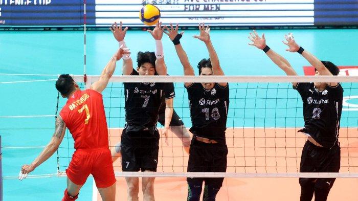 PEVOLI KOREA AVC - Batsuuri Battur asal Mongolia melakukan spike dan di block pevoli Korea Selatan saat bersua babak round of 12 AVC Challenge Cup 2023 di Taiwan pada 12 Juli 2023. (Foto: AVC)