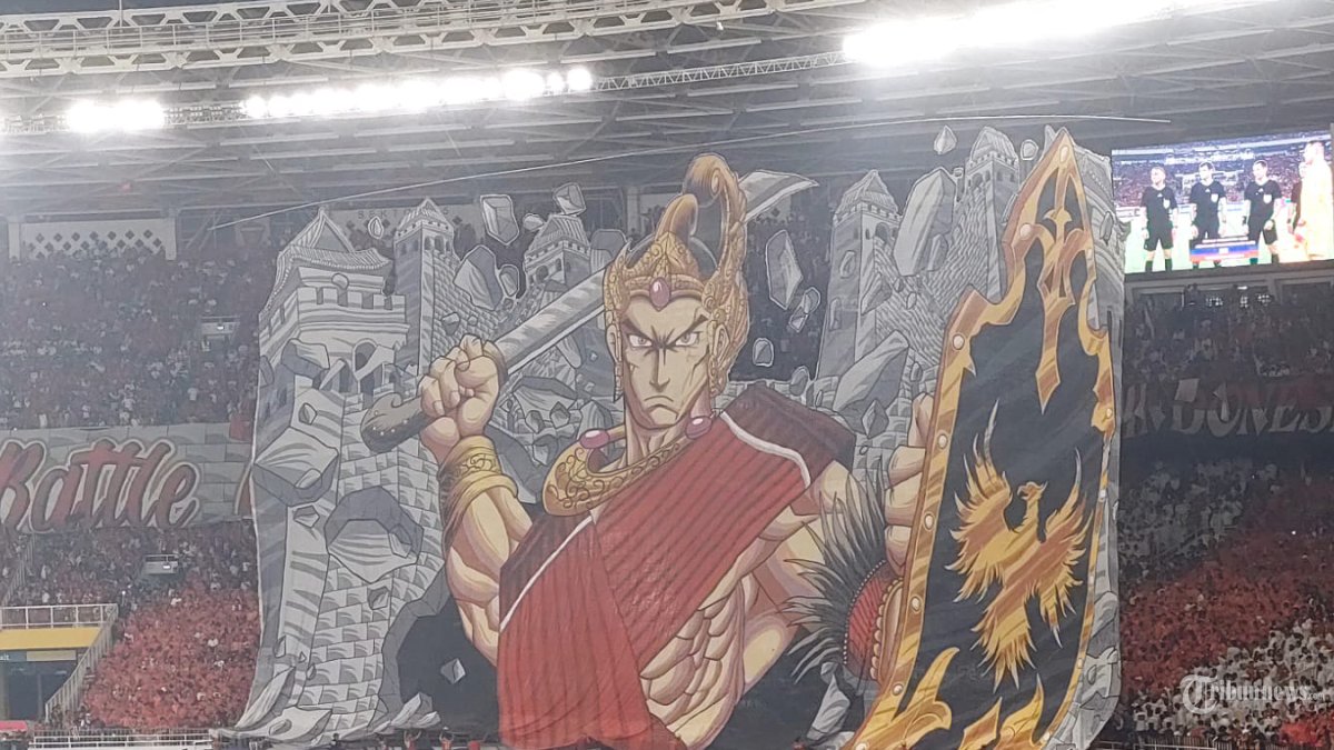KOREOGRAFI GATOT KACA - Koreografi anime Gatot Kaca milik La Grande Indonesia membentang di tribun Stadion Utama Gelora Bung Karno, Jakarta, Kamis (5/6/2025). Timnas Indonesia unggul 1-0 melawan Timnas China dalam Putaran Ketiga Grup C Kualifikasi Piala Dunia 2026 malam ini. Gol satu-satunya tersebut dicetak oleh penyerang Timnas Indonesia, Ole Romeny dari kotak penalti. TRIBUNNEWS/DOMU AMBARITA