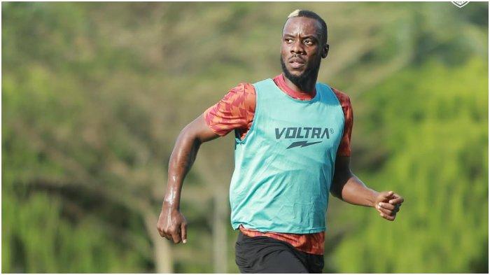 RUMOR TRANSFER PERSIB - Striker asal Liberia, Kpah Sherman, dalam sesi latihan tim Sri Pahang pada musim kompetisi Liga Super Malaysia 2024/2025. Sherman dirumorkan bergabung ke Persib Bandung. (Instagram Pahang - 8/5/2025)
