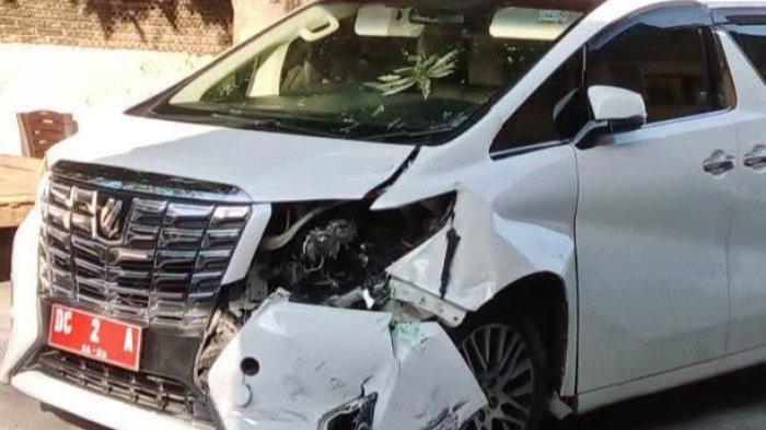KECELAKAAN MAUT - Kondisi bagian depan mobil dinas Wakil bupati Mamuju Yuki permana usai tabrakan dengan pengendara motor di Polman, Sulawesi barat pada Kamis (12/6/2025).