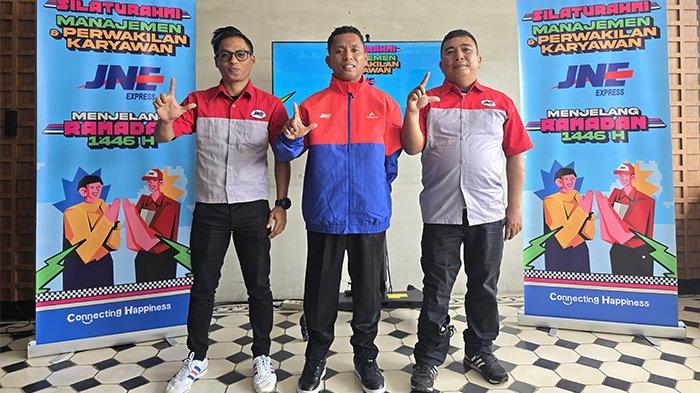 KSATRIA JNE BERPRESTASI - Silaturahmi bersama karyawan JNE yang diwakili oleh para Ksatria JNE berprestasi: Haggies Mugara (paling kanan), Sirilus Siko (tengah), dan Sopiar 