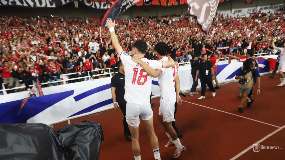 Pesepak bola Timnas Indonesia merayak kemenangan atas Timnas Arab Saudi pada pertandingan Grup C putaran ketiga Kualifikasi Piala Dunia 2026 Zona Asia di Stadion Utama Gelora Bung Karno (SUGBK), Jakarta, Selasa (19/1/2024). Indonesia berhasil membungkam Arab Saudi dengan skor 2-0. TRIBUNNEWS/HERUDIN