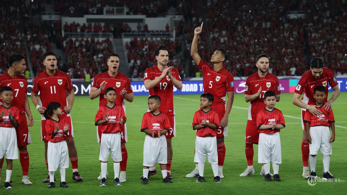 KUALIFIKASI PIALA DUNIA - Pesepak bola Timnas Indonesia berkumpul sebelum melawan Timnas Bahrain pada Kualifikasi Piala Dunia 2026 zona Asia di Stadion Utama Gelora Bung Karno (SUGBK) Jakarta, Selasa (25/3/2025). Skor masih 0-0 di babak pertama. Di foto menggunakan kamera Canon EOS R5 Mark II TRIBUNNEWS/HERUDIN