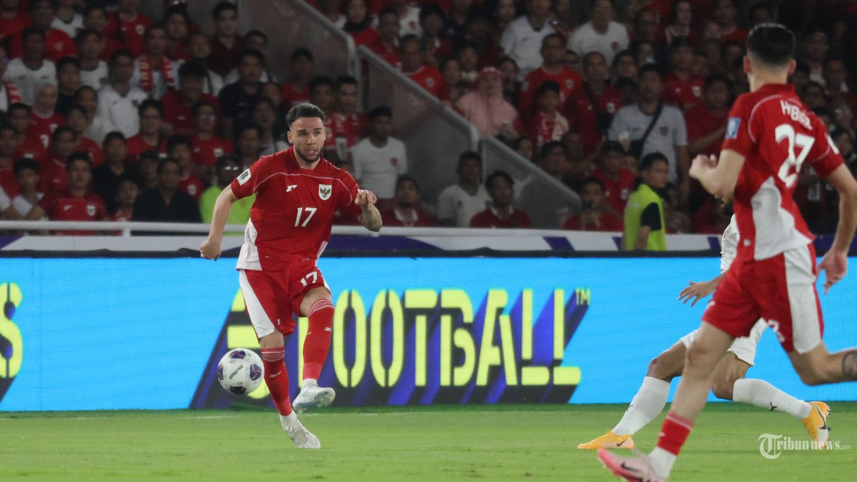 KUALIFIKASI PIALA DUNIA - Pesepak bola Timnas Indonesia Calvin Verdonk membawa bola saat melawan Timnas Bahrain pada Kualifikasi Piala Dunia 2026 zona Asia di Stadion Utama Gelora Bung Karno (SUGBK) Jakarta, Selasa (25/3/2025). Skor masih 0-0 di babak pertama. Di foto menggunakan kamera Canon EOS R5 Mark II  TRIBUNNEWS/HERUDIN