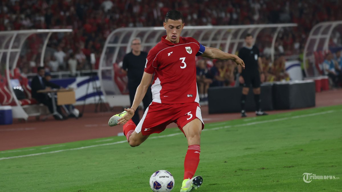 KUALIFIKASI PIALA DUNIA - Pesepak bola Timnas Indonesia Jay Idzes memberikan umpan saat melawan Timnas China pada Kualifikasi Piala Dunia 2026 zona Asia di Stadion Gelora Bung Karno (GBK) Jakarta, Kamis (5/6/2025). Indonesia berhasil memenangkan pertandingan dengan skor tipis 1-0 melawan China. Di foto menggunakan kamera Canon EOS R1 dan lensa RF 100-500mm. TRIBUNNEWS/HERUDIN
