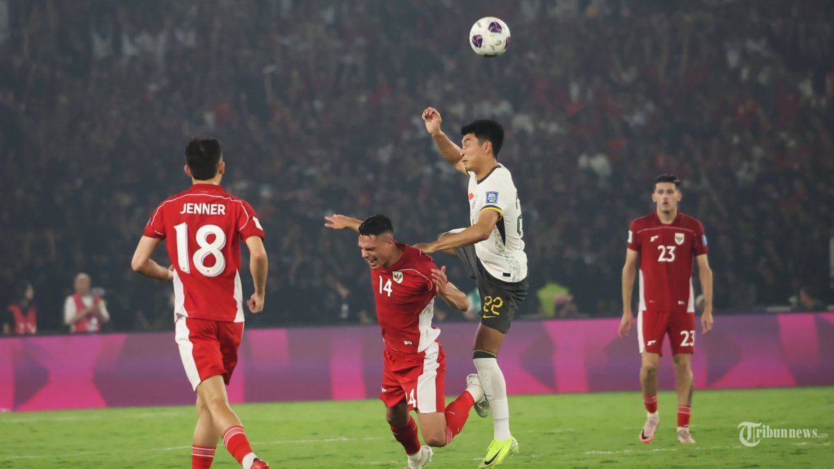 KUALIFIKASI PIALA DUNIA - Pesepak bola Timnas Indonesia Joey Pelupessy (dua kiri) berebut bola dengan pemain Timnas China pada Kualifikasi Piala Dunia 2026 zona Asia di Stadion Gelora Bung Karno (GBK) Jakarta, Kamis (5/6/2025). Indonesia berhasil memenangkan pertandingan dengan skor tipis 1-0 melawan China. Di foto menggunakan kamera Canon EOS R1 dan lensa RF 100-500mm. TRIBUNNEWS/HERUDIN
