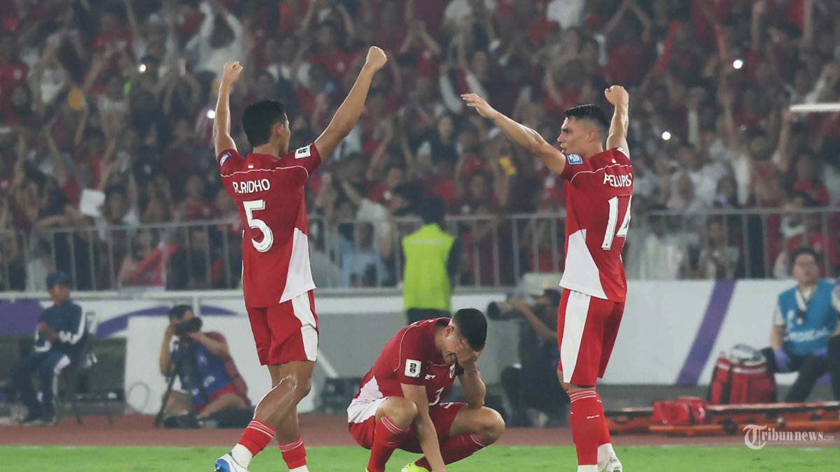 KUALIFIKASI PIALA DUNIA - Pesepak bola Timnas Indonesia Rizky Ridho (kiri), Joey Pelupessy (kanan), dan Jay Idzes meluapkan kegembiraan usai melawan Timnas China pada Kualifikasi Piala Dunia 2026 zona Asia di Stadion Gelora Bung Karno (GBK) Jakarta, Kamis (5/6/2025). Indonesia berhasil memenangkan pertandingan dengan skor tipis 1-0 melawan China. Di foto menggunakan kamera Canon EOS R1 dan lensa RF 100-500mm. TRIBUNNEWS/HERUDIN