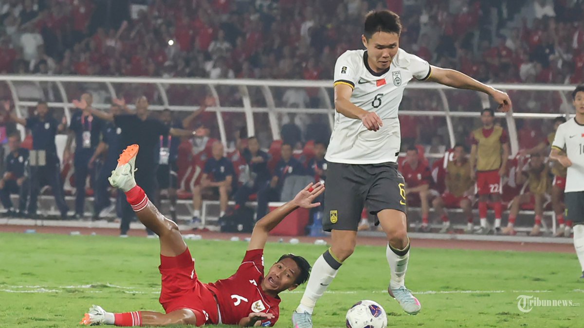 KUALIFIKASI PIALA DUNIA - Pesepak bola Timnas Indonesia Beckham Putra (kiri) terjatuh saat berebut bola dengan pemain Timnas China pada Kualifikasi Piala Dunia 2026 zona Asia di Stadion Gelora Bung Karno (GBK) Jakarta, Kamis (5/6/2025). Indonesia berhasil memenangkan pertandingan dengan skor tipis 1-0 melawan China. Di foto menggunakan kamera Canon EOS R1 dan lensa RF 100-500mm. TRIBUNNEWS/HERUDIN

