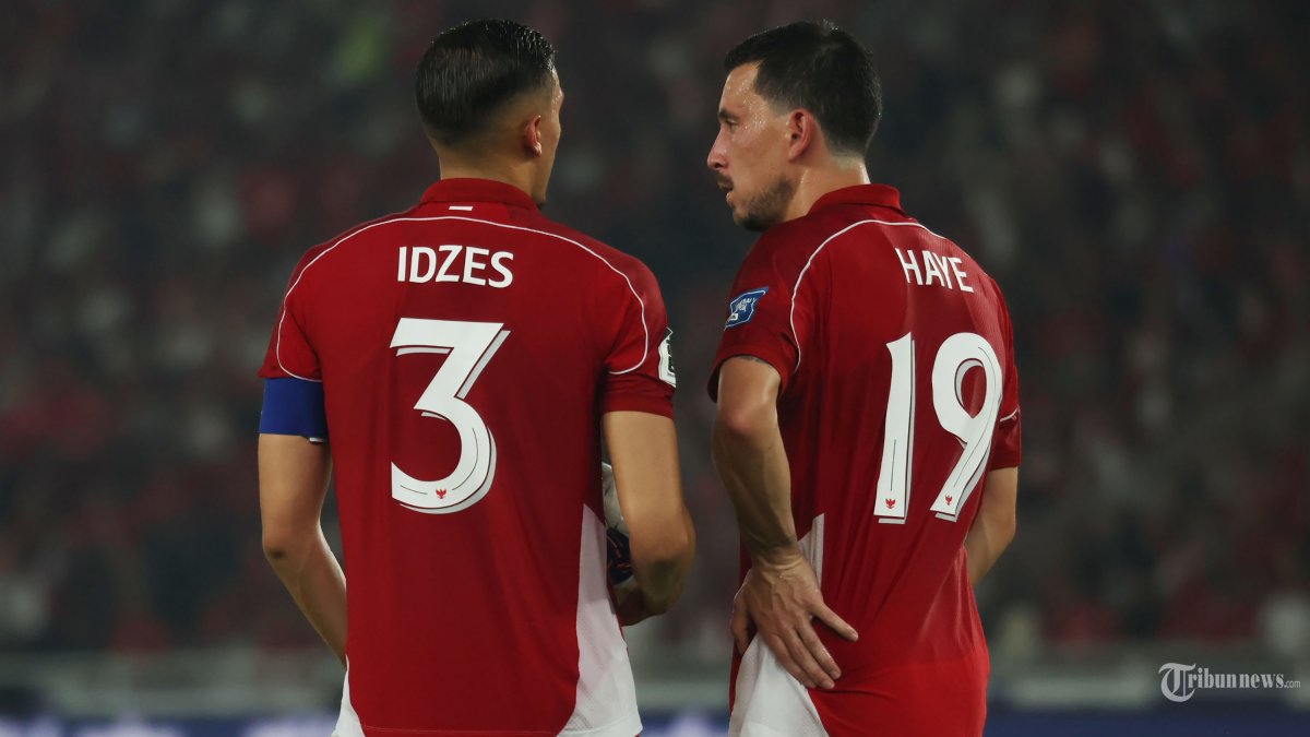 KUALIFIKASI PIALA DUNIA - Pesepak bola Timnas Indonesia Jay Idzes (kiri) berdiskusi dengan Thom Haye disela pertandingan melawan Timnas China pada Kualifikasi Piala Dunia 2026 zona Asia di Stadion Gelora Bung Karno (GBK) Jakarta, Kamis (5/6/2025). Indonesia berhasil memenangkan pertandingan dengan skor tipis 1-0 melawan China. Di foto menggunakan kamera Canon EOS R1 dan lensa RF 100-500mm. TRIBUNNEWS/HERUDIN

