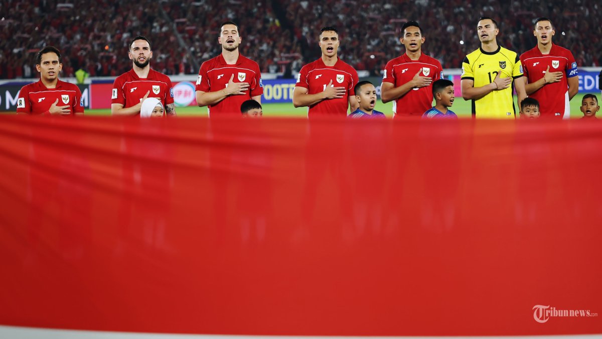 KUALIFIKASI PIALA DUNIA - Pesepak bola Timnas Indonesia menyanyikan lagu Indonesia Raya sebelum pertandingan melawan Timnas China pada Kualifikasi Piala Dunia 2026 zona Asia di Stadion Gelora Bung Karno (GBK) Jakarta, Kamis (5/6/2025). Indonesia berhasil memenangkan pertandingan dengan skor tipis 1-0 melawan China. Di foto menggunakan kamera Canon EOS R1 dan lensa RF 100-500mm. TRIBUNNEWS/HERUDIN
