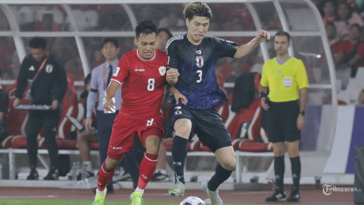 Pesepak bola Timnas Indonesia Witan Sulaeman berebut bola dengan pesepak bola Timnas Jepang dalam laga Grup C Babak Ketiga Kualifikasi Piala Dunia 2026 di Stadion Utama Gelora Bung Karno, Senayan, Jakarta, Jumat (15/11/2024). Pada pertandingan tersebut Timnas Indonesia dikalahkan oleh Timnas Jepang dengan skor 0-4. TRIBUNNEWS/IRWAN RISMAWAN