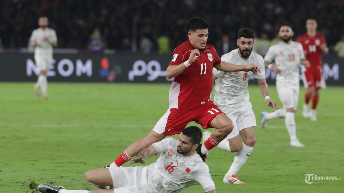 TIMNAS INDONESIA - Pesepak bola Timnas Indonesia Ragnar Oratmangoen berebut bola dengan pesepak bola Bahrain dalam babak kualifikasi Piala Dunia 2026 Zona Asia di Stadion Utama Gelora Bung Karno, Senayan, Jakarta, Selasa (25/3/2025). Timnas Indonesia berhasil mengalahkan Bahrain dengan skor 1-0. TRIBUNNEWS/IRWAN RISMAWAN