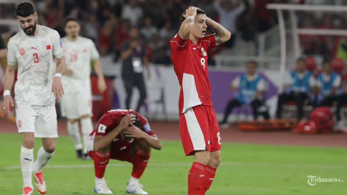 TIMNAS INDONESIA - Pesepak bola Timnas Indonesia Eliano Reijnders berebut bola dengan pesepak bola Bahrain dalam babak kualifikasi Piala Dunia 2026 Zona Asia di Stadion Utama Gelora Bung Karno, Senayan, Jakarta, Selasa (25/3/2025). Timnas Indonesia berhasil mengalahkan Bahrain dengan skor 1-0. TRIBUNNEWS/IRWAN RISMAWAN