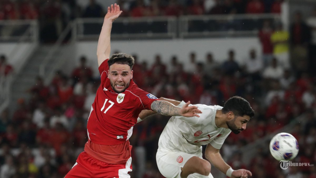 TIMNAS INDONESIA - Pesepak bola Timnas Indonesia Calvin Verdonk berebut bola dengan pesepak bola Bahrain dalam babak kualifikasi Piala Dunia 2026 Zona Asia di Stadion Utama Gelora Bung Karno, Senayan, Jakarta, Selasa (25/3/2025). Timnas Indonesia berhasil mengalahkan Bahrain dengan skor 1-0. TRIBUNNEWS/IRWAN RISMAWAN