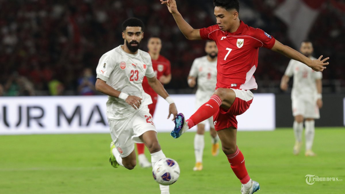 TIMNAS INDONESIA - Pesepak bola Timnas Indonesia Marselino Ferdinan berebut bola dengan pesepak bola Bahrain dalam babak kualifikasi Piala Dunia 2026 Zona Asia di Stadion Utama Gelora Bung Karno, Senayan, Jakarta, Selasa (25/3/2025). TRIBUNNEWS/IRWAN RISMAWAN