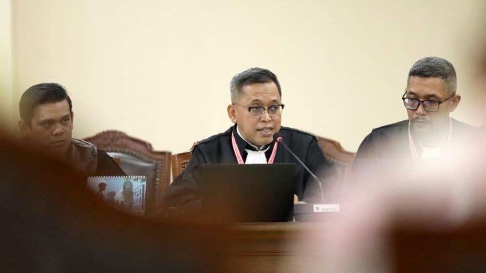 Kuasa Hukum Pemohon Heru Widodo saat membacakan permohonan pemohon dalam sidang Pendahuluan Perkara Nomor 327/PHPU.BUP-XXIII/2025 Perselisihan Hasil Pemilihan Umum Bupati Kabupaten Mahakam Ulu, Kalimantan Timur, di Ruang Sidang Panel 2, Gedung Mahkamah Konstitusi (MK), Jakarta, Selasa (17/6/2025).