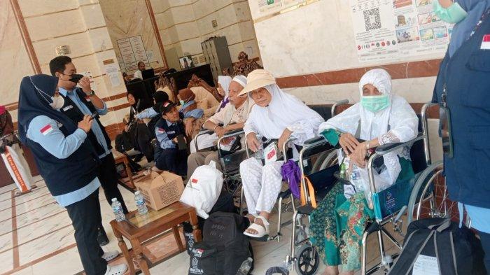 JEMAAH HAJI LANSIA - Jemaah haji usia lanjut diminta tidak memaksakan diri melontar jumrah di Mina. Lontar jumrah bisa diwakilkan ke keluarga atau teman kloter untuk menghindar resiko seperti tertinggal atau kelelahan.