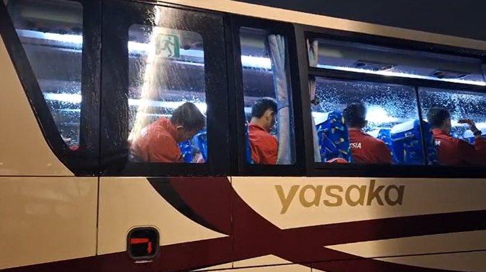 LESU - Para pemain Timnas Indonesia di dalam bus