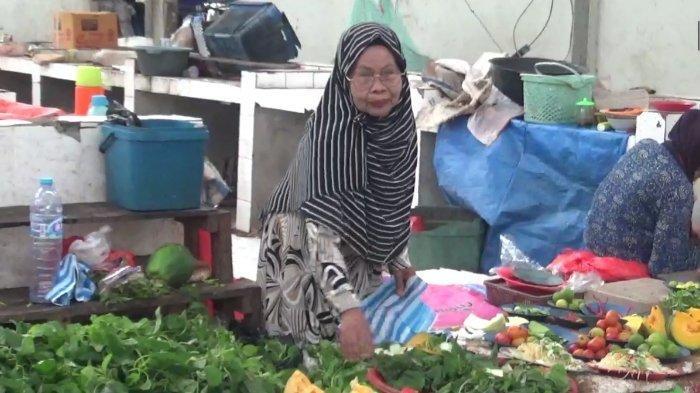 NAIK HAJI - Lili, penjual sayur di Pasar Lakessi, Parepare, Sulsel. Dari hasil jualannya itu, Lili akan naik haji pada tahun ini.