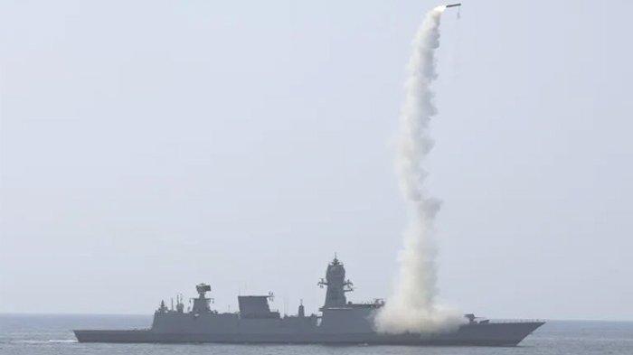 LUNCURKAN RUDAL - Kapal perang India, INS Surat melakukan uji coba peluncurkan rudal surface to air Jarak Menengah (MR-SAM). Uji coba peluncuran rudal ini terjadi di tengah ketegangan negara itu dengan Pakistan.