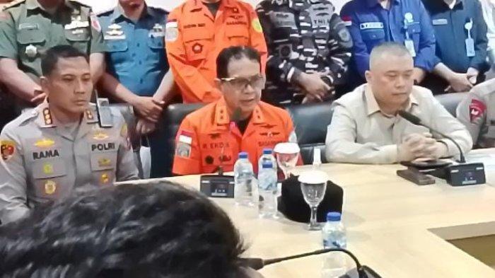 PENCARIAN MALAM HARI - Laksamana Muda TN R Eko Suyatno (baju orange), Deputi Operasional Basarnas di Pelabuhan Ketapang Banyuwangi, Jawa Timur, Kamis (3/7/2025). Tim SAR lakukan pencarian dimalam hari terhadap korban tenggelamnya Kapal Tanu Pratama Jaya di Selatan Bali.