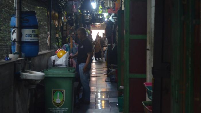 PASAR TRIWINDU - Lantai dua Pasar Triwindu Solo terlihat dikunjungi oleh beberapa pengunjung, Selasa (15/7/2025). (Foto: Mg/Rohmah Tri Nosita).