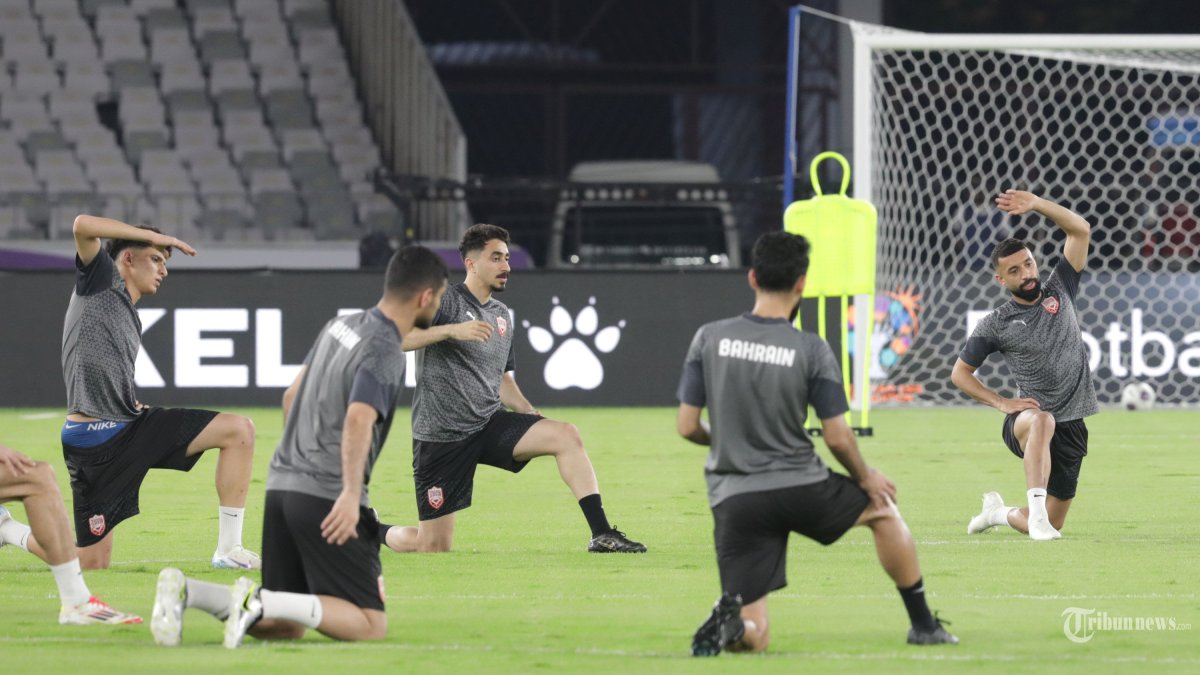 LATIHAN TIMNAS BAHRAIN - Pesepakbola Bahrain melakukan latihan jelang pertandingan Bahrain melawan Timnas Indonesia dalam babak kualifikasi Piala Dunia 2026 Zona Asia di Stadion Utama Gelora Bung Karno, Senayan, Jakarta, Senin (24/3/2025). TRIBUNNEWS/IRWAN RISMAWAN