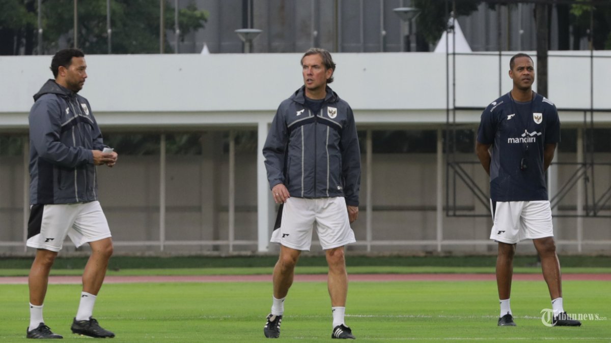 LATIHAN TIMNAS - Pelatih Timnas Indonesia Patrick Kluivert bersama Asisten Pelatih Alex Pastoor dan Denny Landzaat memimpin sesi latihan di Stadion Madya, Kompleks Gelora Bung Karno, Senayan, Jakarta, Sabtu (22/3/2025). Latihan tersebut untuk persiapan menghadapi Bahrain pada pertandingan Kualifikasi Piala Dunia 2026 Zona Asia. TRIBUNNEWS/IRWAN RISMAWAN