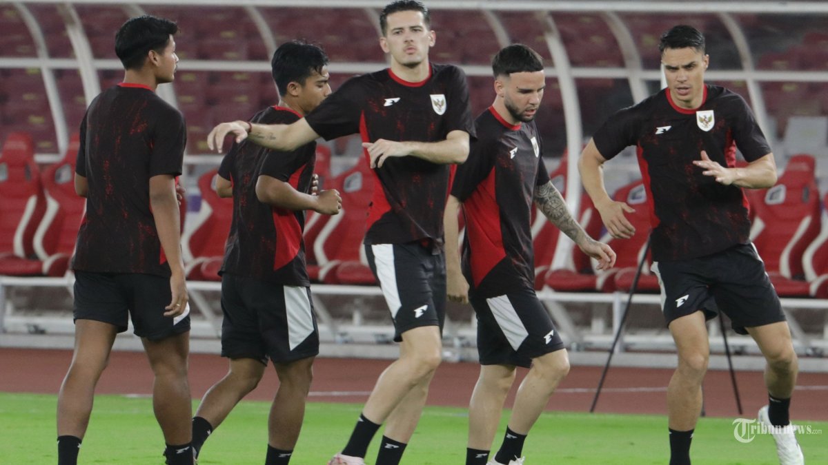 LATIHAN TIMNAS - Pesepakbola Timnas Indonesia melakukan latihan jelang pertandingan Timnas Indonesia melawan Bahrain dalam babak kualifikasi Piala Dunia 2026 Zona Asia di Stadion Utama Gelora Bung Karno, Senayan, Jakarta, Senin (24/3/2025). TRIBUNNEWS/IRWAN RISMAWAN