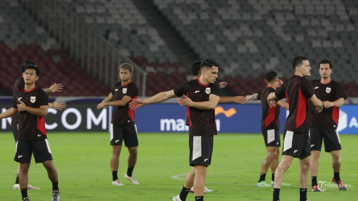LATIHAN TIMNAS - Pesepakbola Timnas Indonesia melakukan latihan jelang pertandingan Timnas Indonesia melawan Bahrain dalam babak kualifikasi Piala Dunia 2026 Zona Asia di Stadion Utama Gelora Bung Karno, Senayan, Jakarta, Senin (24/3/2025). TRIBUNNEWS/IRWAN RISMAWAN
