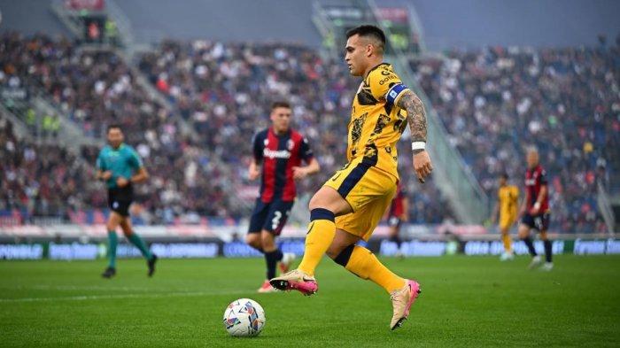 MENGGIRING BOLA - Aksi penyerang Inter Milan, Lautaro Martinez saat menghadapi Bologna pada pekan ke-33 Liga Italia di Stadion Renato Dall'Ara, Senin (21/4/2025) dini hari WIB. Inter kalah dengan skor 0-1. (Laman resmi Inter Milan).