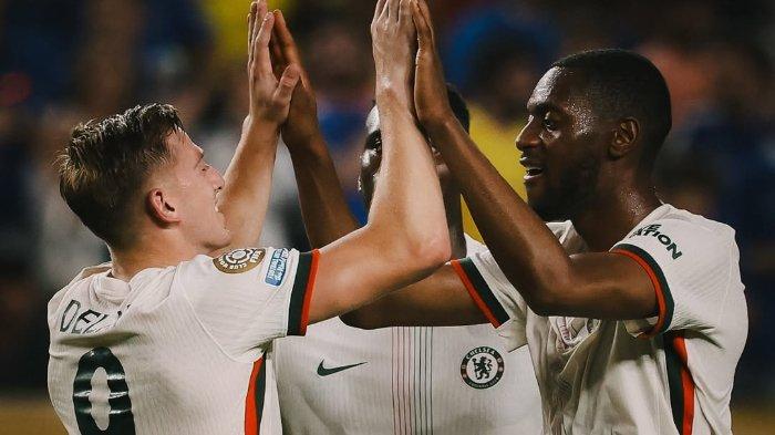 MERAYAKAN GOL - Liam Delap merayakan gol bersama rekan setimnya di Chelsea saat mengalahkan Esperance Tunis 2-0 di Piala Dunia Antarklub 2025, Rabu (25/6/2025) pagi WIB.
