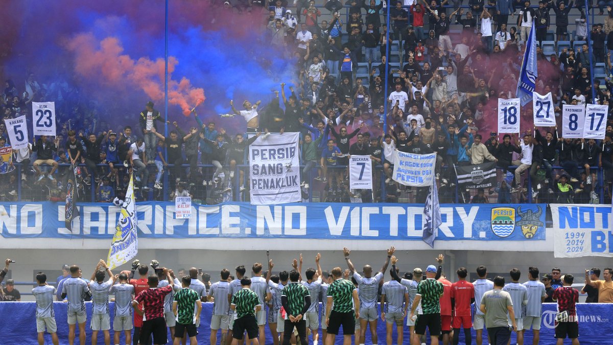 DUKUNGAN BOBOTOH - Pemain Persib menghampiri bobotoh seusai menjalani latihan di Stadion Gelora Bandung Lautan Api (GBLA), Gedebage, Kota Bandung, Jawa Barat, Kamis (13/2/2025). Kehadiran ribuan bobotoh ini untuk memberikan dukungan moril kepada tim kebanggaannya Persib Bandung agar semakin termotivasi menghadapi laga penting super big match melawan Persija Jakarta pada lanjutan Liga 1 2024-2025 di Stadion Patriot Candrabhaga, Bekasi pada Minggu (16/2/2025). TRIBUN JABAR/GANI KURNIAWAN