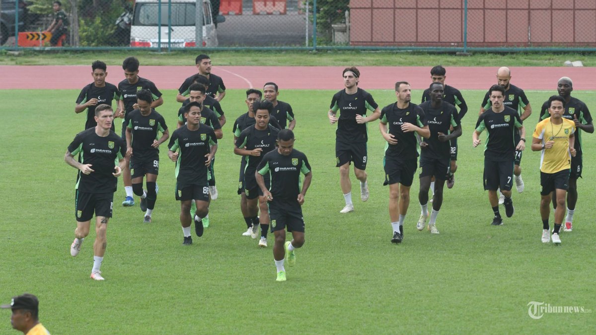 LATIHAN - Pemain persebaya kembali mengikuti sesi latihan dengan arahan dari Pelatih Paul Munster di Lapangan Thor Surabaya, Minggu (23/2/2025). Persebaya akan kembali bertanding melawan Persib Bandung pada 1 Maret nanti. (SURYA/HABIBUR ROHMAN)