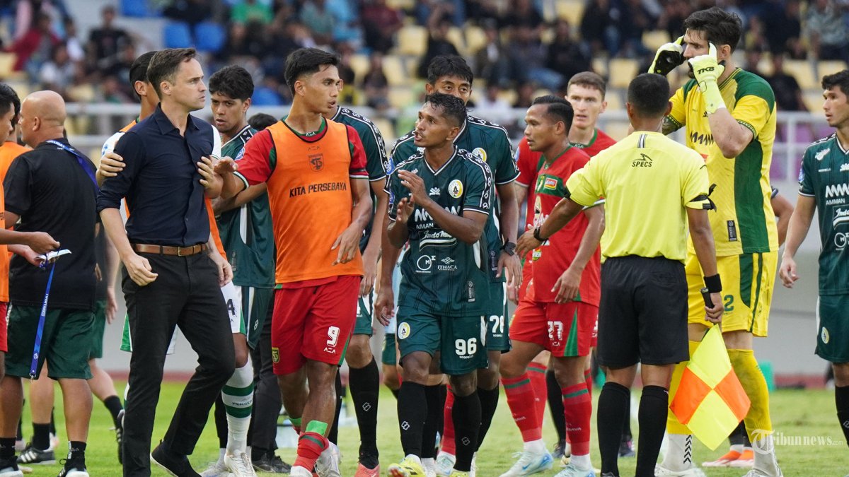 Friksi pelatih Persebaya Surabaya, Paul Munster (kiri) dengan penjaga gawang PSS Sleman, Alan Jose Bernardon dalam lanjutan Liga 1 di Stadion Manahan, Solo, Sabtu (11/1/2025) sore. PSS Sleman sukses mengalahkan Persebaya dengan skor 3-1 lewat gol Gustavo Tocantins (4'), Cleberson (17'), dan Nicolao Dumitru (45+2'), serta satu gol balasan Bruno Moreira (59' P). Tribun Solo/Muhammad Nursina