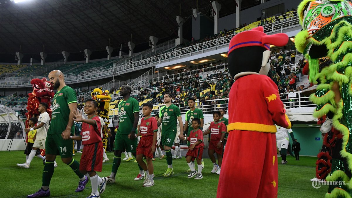 BERMAIN IMBANG - Aksi Barongsai pada pembukaan pertandingan antara Persebaya melawan Persita di Stadion Gelora Bung Tomo (GBT) Surabaya, Jumat (31/ 1/2025). Pada pertandingan Liga 1 musim 2024/2025 Matchday ke-21 ini pertandingan berakhir imbang dengan skor akhir 1-1. SURYA/HABIBUR ROHMAN