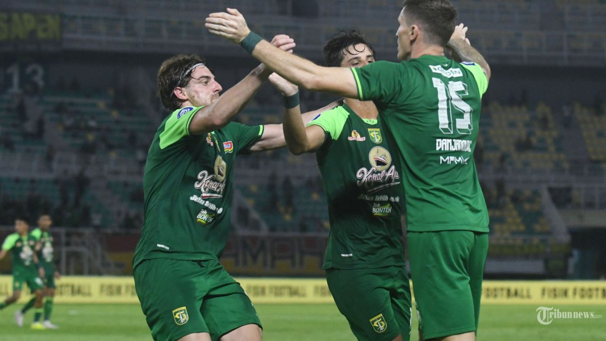 BERMAIN IMBANG - Pemain Persebaya Damjanovic melakukan selebrasi usai membobol gawang Persita Tangerang pada laga yang berlangsung di Stadion Gelora Bung Tomo (GBT) Surabaya, Jumat (31/1/2025). Pada pertandingan Liga 1 musim 2024/2025 Matchday ke-21 ini pertandingan berakhir imbang dengan skor akhir 1-1. SURYA/HABIBUR ROHMAN